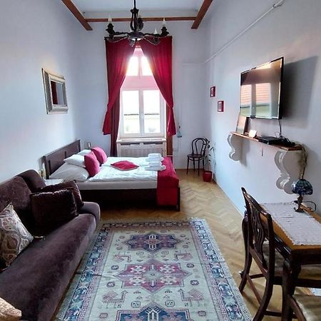 Classical Budapest Apartment In The Old Pest Exterior photo